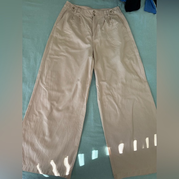 Harlow Wide-Leg Pant in light khaki - Picture 2 of 4